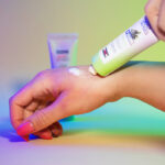 Imagen de una mano usando la Crema de Manos Isdin Bodysense Revitalizante con Té Matcha